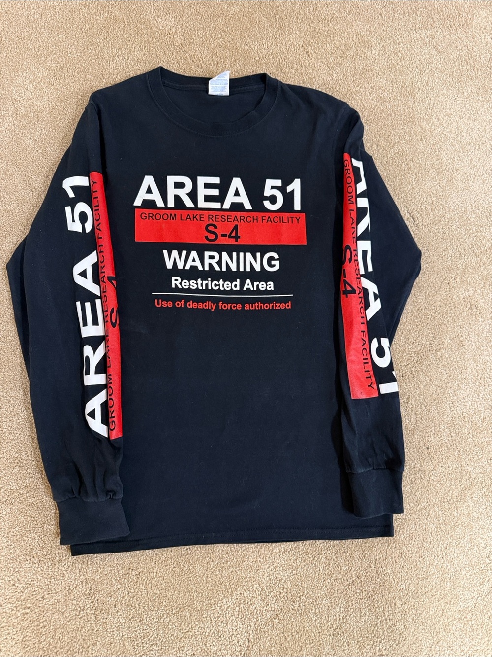 Adult Long-Sleeve Graphic Top in White & Green,adult small Area 51 novelty tee. - Picture 4 of 5